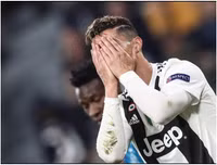 [ẢNH] Ronaldo quằn quại đau khổ khi Juve bị loại ở Champions League