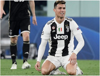 [ẢNH] Ronaldo quằn quại đau khổ khi Juve bị loại ở Champions League