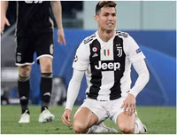 [ẢNH] Ronaldo quằn quại đau khổ khi Juve bị loại ở Champions League