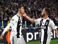 [ẢNH] Ronaldo quằn quại đau khổ khi Juve bị loại ở Champions League