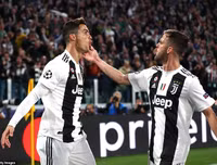 [ẢNH] Ronaldo quằn quại đau khổ khi Juve bị loại ở Champions League
