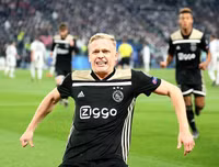 [ẢNH] Ronaldo quằn quại đau khổ khi Juve bị loại ở Champions League