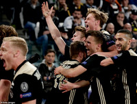 [ẢNH] Ronaldo quằn quại đau khổ khi Juve bị loại ở Champions League