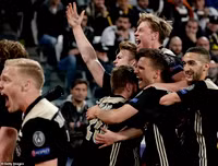 [ẢNH] Ronaldo quằn quại đau khổ khi Juve bị loại ở Champions League