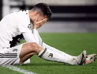 [ẢNH] Ronaldo quằn quại đau khổ khi Juve bị loại ở Champions League