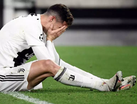 [ẢNH] Ronaldo quằn quại đau khổ khi Juve bị loại ở Champions League