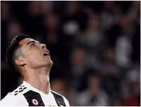 [ẢNH] Ronaldo quằn quại đau khổ khi Juve bị loại ở Champions League