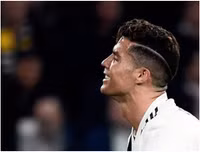 [ẢNH] Ronaldo quằn quại đau khổ khi Juve bị loại ở Champions League