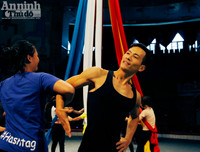 Hình ảnh hậu trường ít thấy của nghệ sỹ xiếc trước giờ sân khấu sáng đèn