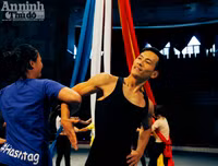 Hình ảnh hậu trường ít thấy của nghệ sỹ xiếc trước giờ sân khấu sáng đèn