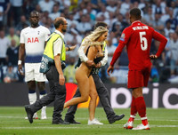 [ẢNH] Người mẫu khiêu dâm làm loạn chung kết C1 ngày càng lả lơi trên mạng xã hội