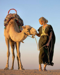 [ẢNH] Người mẫu khiêu dâm làm loạn chung kết C1 ngày càng lả lơi trên mạng xã hội