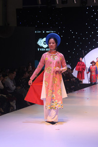 [Ảnh] NSND Thu Hà, NSƯT Chiều Xuân: Vẻ đẹp không tuổi trên sàn diễn cổ phục triều Nguyễn