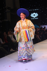 [Ảnh] NSND Thu Hà, NSƯT Chiều Xuân: Vẻ đẹp không tuổi trên sàn diễn cổ phục triều Nguyễn