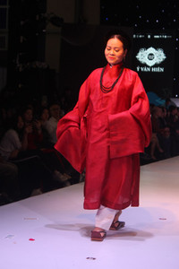 [Ảnh] NSND Thu Hà, NSƯT Chiều Xuân: Vẻ đẹp không tuổi trên sàn diễn cổ phục triều Nguyễn