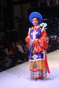 [Ảnh] NSND Thu Hà, NSƯT Chiều Xuân: Vẻ đẹp không tuổi trên sàn diễn cổ phục triều Nguyễn