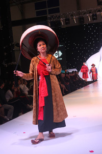 [Ảnh] NSND Thu Hà, NSƯT Chiều Xuân: Vẻ đẹp không tuổi trên sàn diễn cổ phục triều Nguyễn