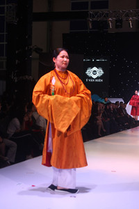 [Ảnh] NSND Thu Hà, NSƯT Chiều Xuân: Vẻ đẹp không tuổi trên sàn diễn cổ phục triều Nguyễn