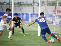 Thắng trận, cầu thủ U17 PVF cúi đầu lễ phép trước ban huấn luyện đối phương