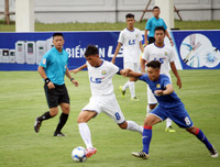 Thắng trận, cầu thủ U17 PVF cúi đầu lễ phép trước ban huấn luyện đối phương