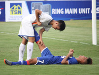 Thắng trận, cầu thủ U17 PVF cúi đầu lễ phép trước ban huấn luyện đối phương