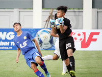 Thắng trận, cầu thủ U17 PVF cúi đầu lễ phép trước ban huấn luyện đối phương