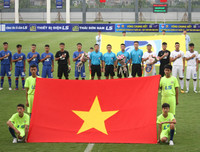 Thắng trận, cầu thủ U17 PVF cúi đầu lễ phép trước ban huấn luyện đối phương