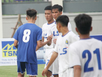 Thắng trận, cầu thủ U17 PVF cúi đầu lễ phép trước ban huấn luyện đối phương