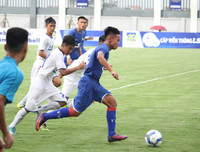 Thắng trận, cầu thủ U17 PVF cúi đầu lễ phép trước ban huấn luyện đối phương