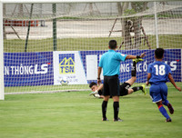 Thắng trận, cầu thủ U17 PVF cúi đầu lễ phép trước ban huấn luyện đối phương