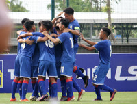 Thắng trận, cầu thủ U17 PVF cúi đầu lễ phép trước ban huấn luyện đối phương