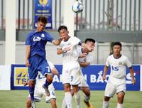 Thắng trận, cầu thủ U17 PVF cúi đầu lễ phép trước ban huấn luyện đối phương