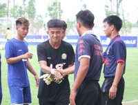 Thắng trận, cầu thủ U17 PVF cúi đầu lễ phép trước ban huấn luyện đối phương