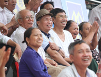 Thắng trận, cầu thủ U17 PVF cúi đầu lễ phép trước ban huấn luyện đối phương