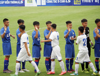 Thắng trận, cầu thủ U17 PVF cúi đầu lễ phép trước ban huấn luyện đối phương