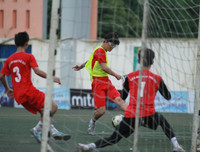 [ẢNH] Thủ môn cản 3 quả pen, THPT Lê Văn Thiêm nghẹt thở vào bán kết