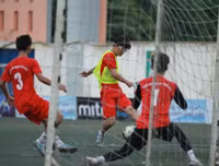 [ẢNH] Thủ môn cản 3 quả pen, THPT Lê Văn Thiêm nghẹt thở vào bán kết