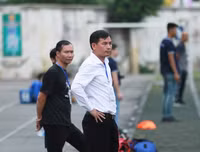 [ẢNH] Thủ môn cản 3 quả pen, THPT Lê Văn Thiêm nghẹt thở vào bán kết