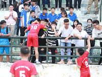 [ẢNH] Thủ môn cản 3 quả pen, THPT Lê Văn Thiêm nghẹt thở vào bán kết