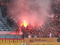 [ẢNH] Trận Hà Nội - Hải Phòng gián đoạn vì pháo sáng của cổ động viên quá khích