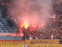 [ẢNH] Trận Hà Nội - Hải Phòng gián đoạn vì pháo sáng của cổ động viên quá khích