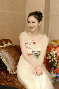 Á hậu Hà Thu tái xuất sau thời gian dài 