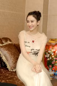 Á hậu Hà Thu tái xuất sau thời gian dài 