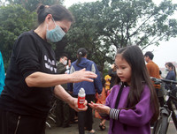 [ẢNH] Người dân Hạ Mỗ hứng khởi nhận 1.600 chai nước rửa tay khô miễn phí