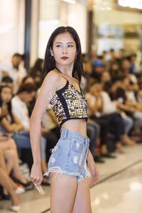 Xuất hiện gương mặt giống hệt Hoàng Thùy