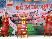 [ẢNH] Cầu thủ trường Ngô Sỹ Liên mặc váy múa 