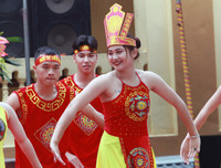 [ẢNH] Cầu thủ trường Ngô Sỹ Liên mặc váy múa 