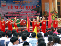 [ẢNH] Cầu thủ trường Ngô Sỹ Liên mặc váy múa 