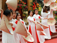 [ẢNH] Cầu thủ trường Ngô Sỹ Liên mặc váy múa 