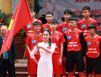 [ẢNH] Nữ sinh cầm cờ thu hút mọi ánh nhìn tại lễ xuất quân trường Ngô Sỹ Liên